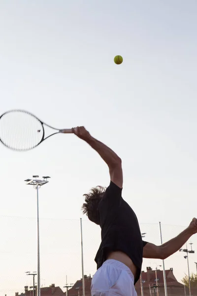 Powrót Widzenia Sportowca Tenisową Uderzając Piłkę Powrotem Światła Sąd — Zdjęcie stockowe