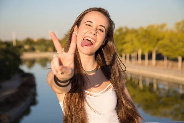 Joyeux Jeune Femme Debout Dans Parc Jour Ensoleillé Victoire Gestuelle — Photo