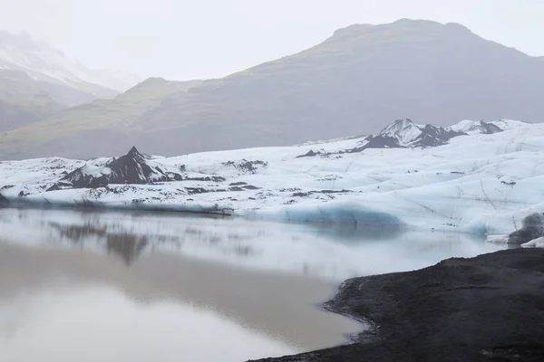 Όμορφο Τοπίο Σιωπηλή Του Παγετώνα Slheimajkull Ήρεμο Νερό Και Ομιχλώδη — Φωτογραφία Αρχείου