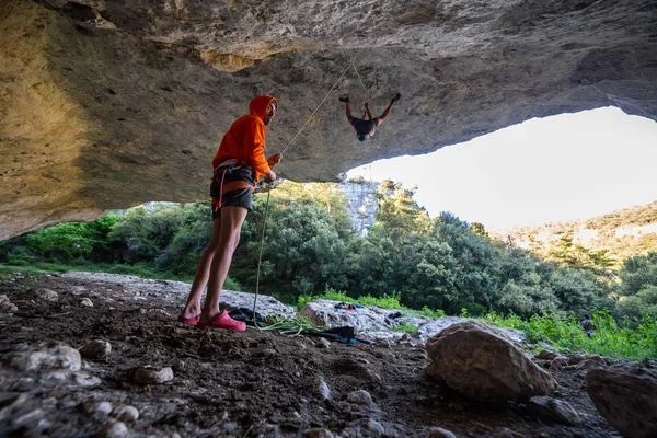 Baixo Jovem Homem Segurando Corda Garantindo Companheiro Escalada Telhado Rochoso — Fotografia de Stock