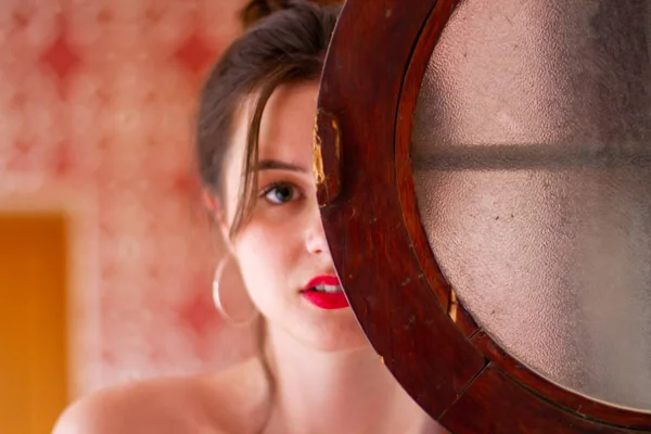 Retrato Una Joven Mujer Bonita Apoyada Pared Rosa Diseñada Con — Foto de Stock