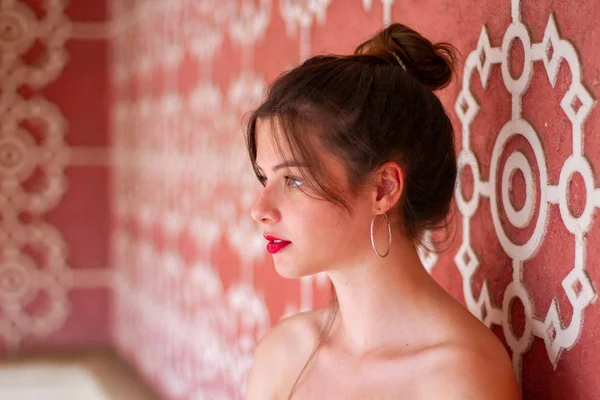 Retrato Una Joven Mujer Bonita Apoyada Pared Rosa Diseñada Con —  Fotos de Stock