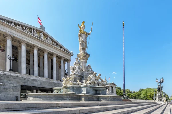 Österrikes parlamentsbyggnad med den berömda Pallas Athena-fontänen. — Stockfoto