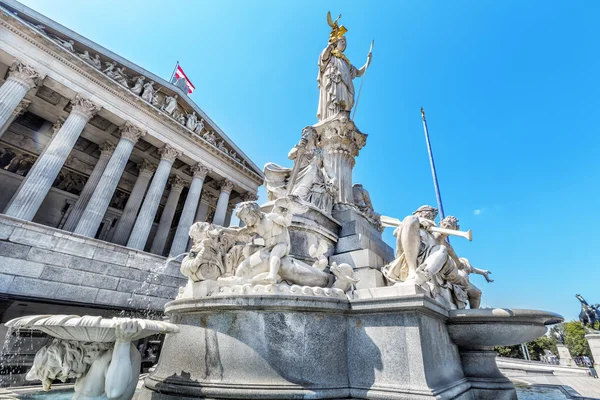 Здание парламента Австрии со знаменитым фонтаном Паллада Афина . — стоковое фото