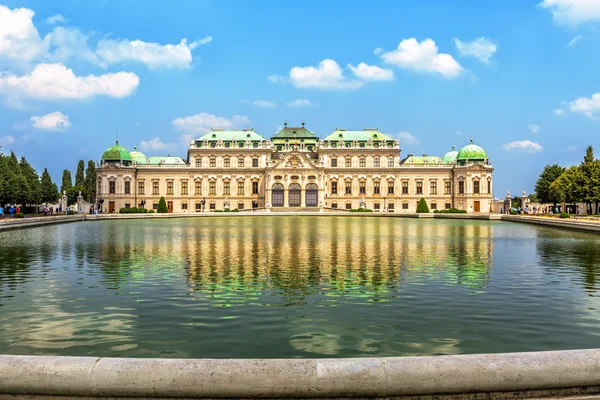 Övre Belvedere palats med reflektion. Wien, Österrike. — Stockfoto