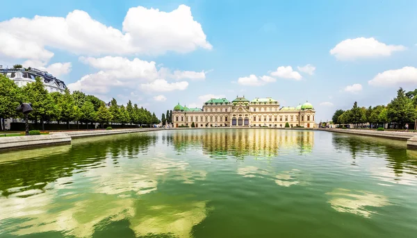 Верхний Бельведерский дворец с отражением. Вена, Австрия . — стоковое фото