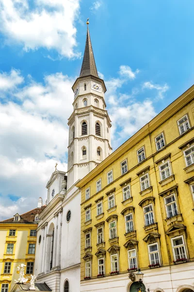 A Szent Mihály-templom a Michaelerplatz-on Bécsben. — Stock Fotó