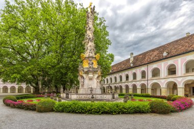 Abbey kutsal haçı (Stift Heiligenkreuz) Viyana ormanda.