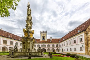 Abbey kutsal haçı (Stift Heiligenkreuz) Viyana ormanda.