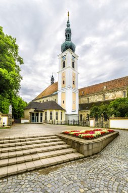 Abbey kutsal haçı (Stift Heiligenkreuz) Viyana ormanda.