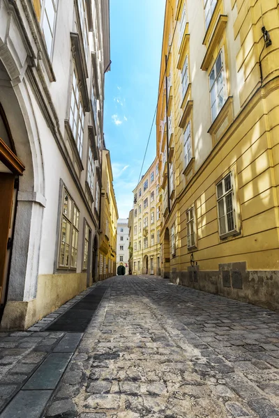 Rua da cidade velha no centro de Viena. Áustria . — Fotografia de Stock