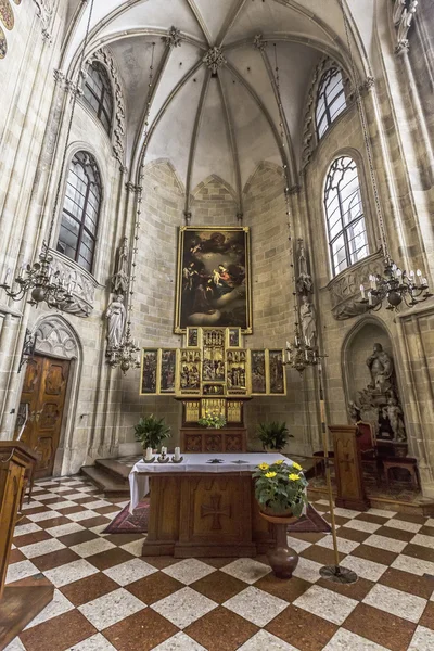 Wnętrze kościoła zakonu krzyżackiego w Wiedniu. — Zdjęcie stockowe