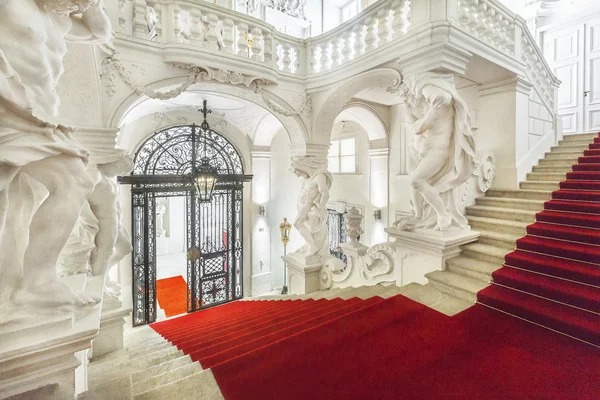 Gran escalera del Palacio de Invierno del Príncipe Eugenio Saboya en Vien — Foto de Stock