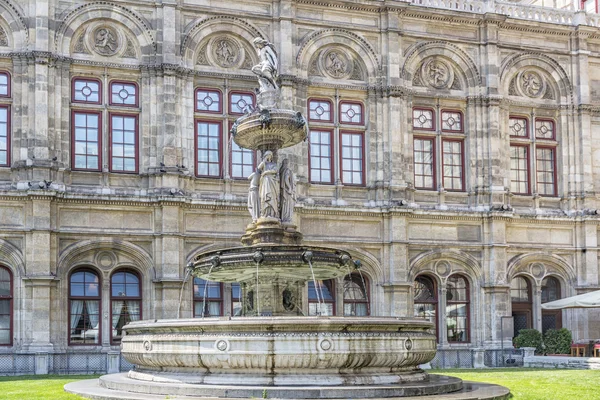 Fontänen framför operahuset Wien, Österrike. — Stockfoto