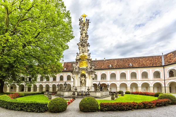 Abbey kutsal haçı (Stift Heiligenkreuz) Viyana ormanda.