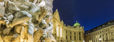 Michaelertrakt palace, Hofburg Viyana, Avusturya. Gece görünümü fr