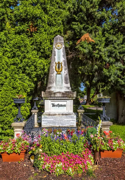 Tomba del compositore Ludwig van Beethoven nel cimitero di Vienna — Foto Stock