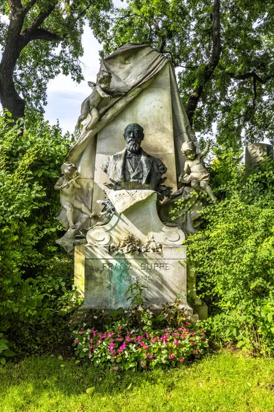 Graven av kompositören Franz von Suppe i Wien — Stockfoto