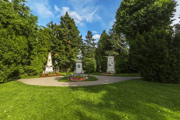 Túmulos de compositores famosos no Cemitério Zentralfriedhof em Vi — Fotografia de Stock