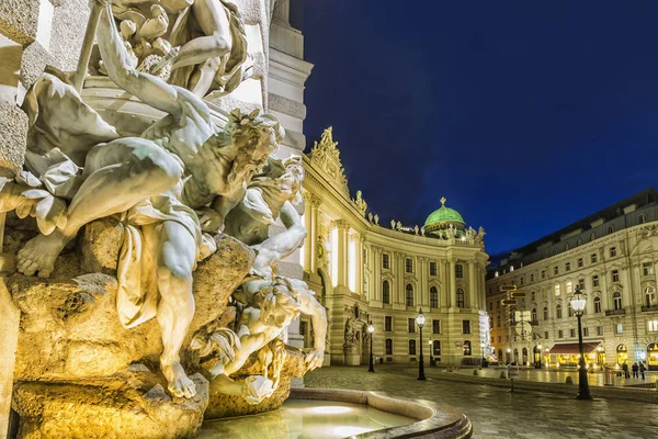 Michaelertrakt palace, Hofburg Viyana, Avusturya. Gece görünümü fr