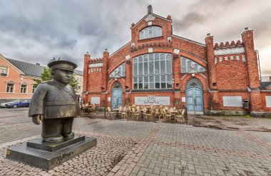 Pazar Meydanı ile polis heykelinin Oulu (Toripolliisi)