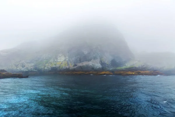 Majestic sea and  rocks in heavy fog — Stock Photo, Image