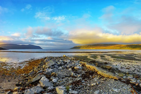 Schöner Sonnenuntergang in einem alten Fjorddorf in Norwegen — Stockfoto