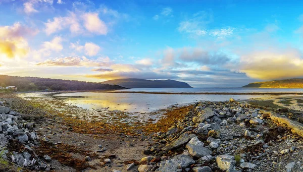 Schöner Sonnenuntergang in einem alten Fjorddorf in Norwegen — Stockfoto