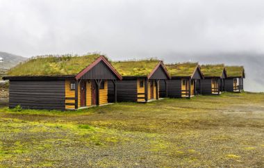 Çim bu çatılarda ahşap evler