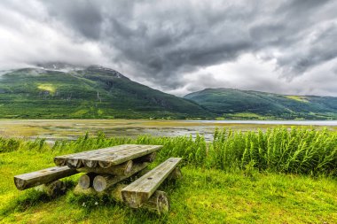 Ahşap masa ve bankların üzerinde Norveç fijord Körfezi