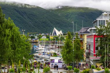 Kuzey Norveç 'te Tromso şehrindeki Kuzey Kutup Katedrali. 