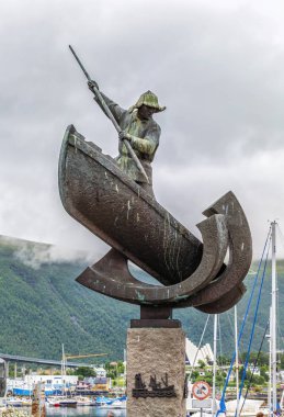 Bir balina avcısı Main Square Tromso, Norveç'te bir tekne heykeli.