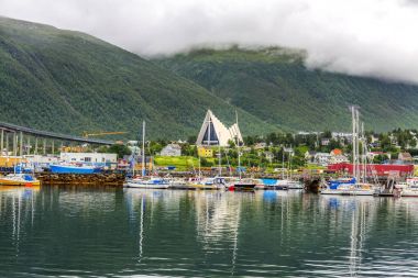 Kuzey Norveç 'te Tromso şehrindeki Kuzey Kutup Katedrali. 
