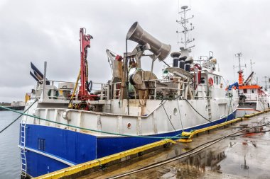 Geleneksel balıkçı tekneleri Kuzey Norveç'te demirli standı