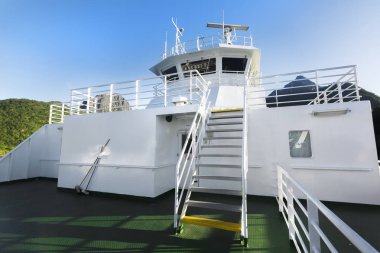 Beyaz cruise liner yakın çekim veya gemi ve mavi gökyüzü feribot