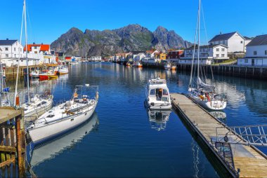 Henningsvaer waterfront limanda yaz aylarında doğal görünümünü