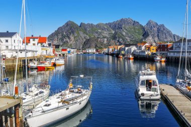 Henningsvaer waterfront limanda yaz aylarında doğal görünümünü