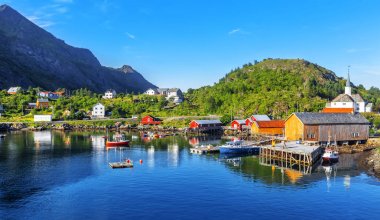 Moskenes balıkçı köyü Lofoten Adaları'nda ve Moskenes Kilisesi