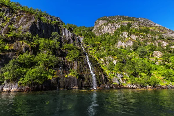 Waterval Trollfjord (Trollfjorden) op de Lofoten eilanden, Noors — Stockfoto