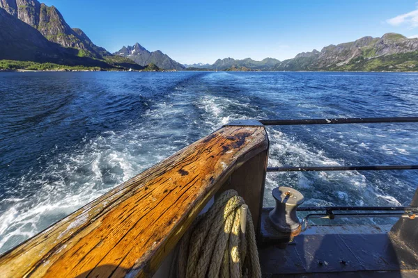 Spur hinter dem Schiff auf Wasseroberfläche am Trollfjord — Stockfoto
