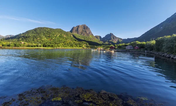 Blick auf die Bootsanlegestelle am Trollfjord (Trollfjord) im Sommer. — Stockfoto