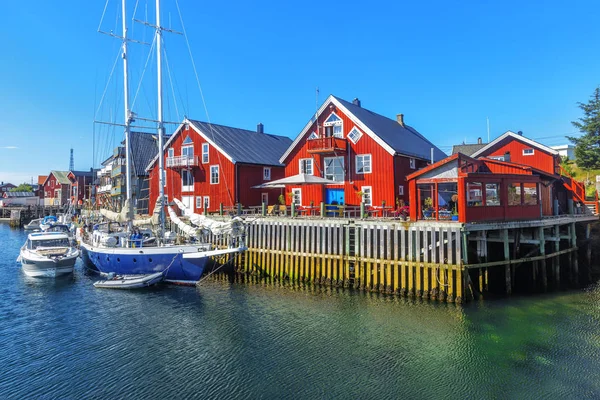 Scenic view of Colorful wooden buildings in Henningsvaer in summ — Stock Photo, Image