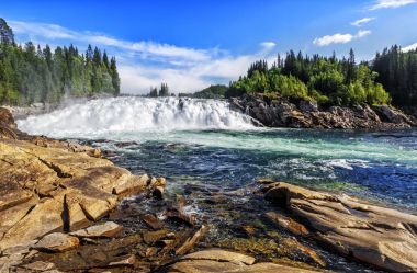 Laksforsen 17 metre bir şelale var. Norveç.