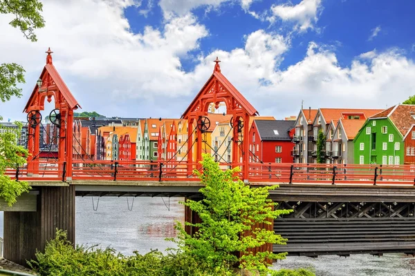 Trondheim, Norveç'te eski kasaba köprü görünümü. — Stok fotoğraf