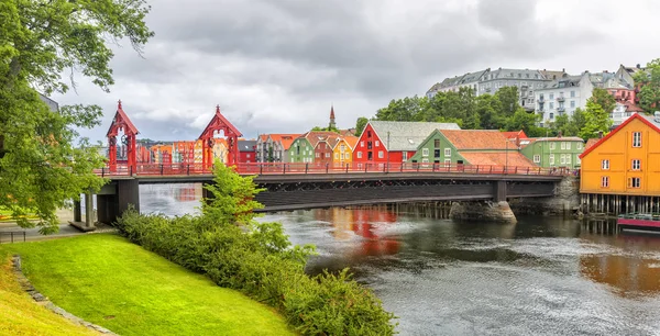 Vista da Ponte da Cidade Velha em Trondheim, Noruega . — Fotografia de Stock