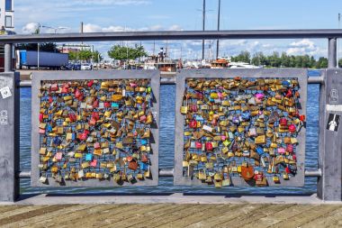 Helsinki aşkın köprüde birçok kapalı kilit