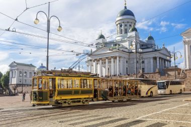 Helsinki Senato Meydanı (Senaatintori) tarafından geçen tramvay. Helsinki.
