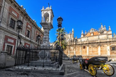 Bkz: (Seville Katedrali) ve geleneksel at arabası Plaza Virgen de Los Reyes üzerinde Saint Mary Katedrali.