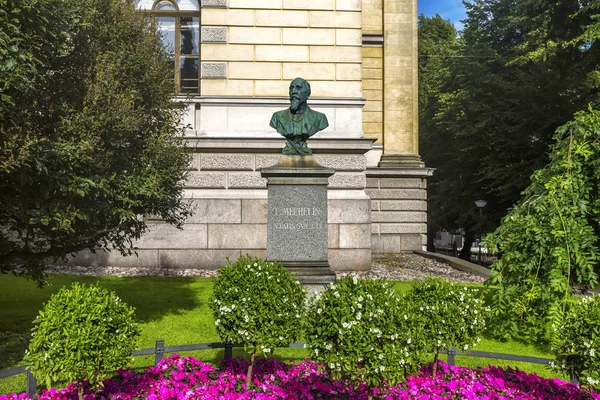 Staty av Leo Mechelin framför Ständerhuset. Helsi — Stockfoto