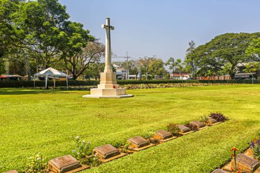  Savaş mezarlıktır Kanchanaburi'deki/daki oteller ölüm demiryolu inşaatı sırasında ölen Müttefik mahkumların Dünya Savaşı iki tarihi anıtlar.